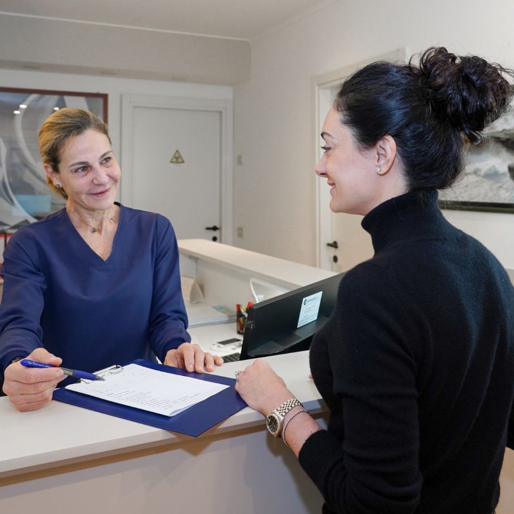 Home 15 FOTO CI PRENDIAMO CURA DI TE 1 - Dentista a Milano